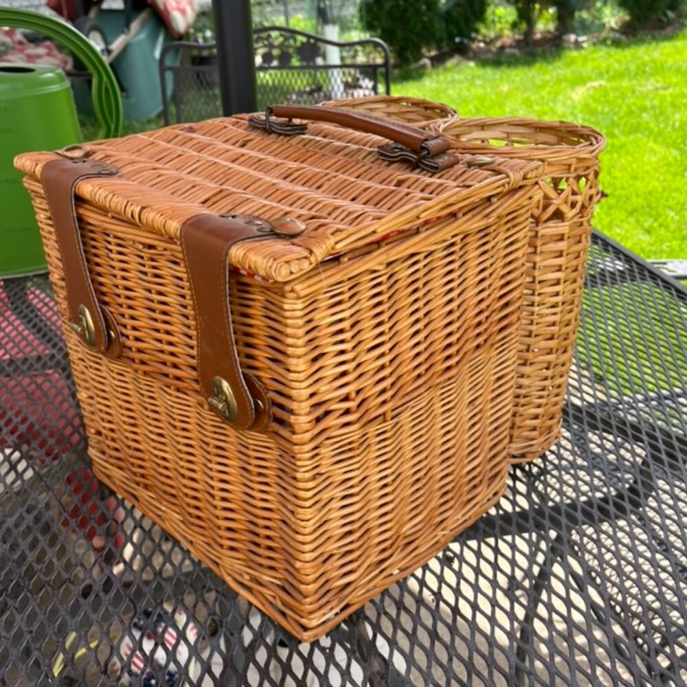 Vintage Wicker Picnic Basket